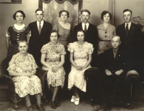 Henry C. & Minnie (Krogman) Muchow family - undated