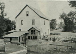 Construction of the concrete dam and attached wheel house about 1917-18